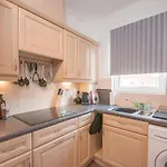 Modern 2 Bedroom Apartment Next To Bay With Parking