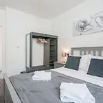 Modern 2 Bedroom Apartment Next To Bay With Parking