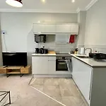 Stylish Modern Apartments Near Parks & Centre