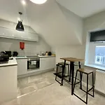 Stylish Modern Apartments Near Parks & Centre