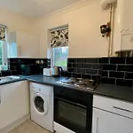 House Near Llandaff For Up To 6 With Parking