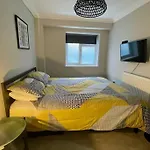 Stylish Modern Two Bedroom Apartment With Garden