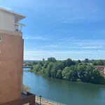Hansen Court - Stylish Bay Apartment With Parking And River Views