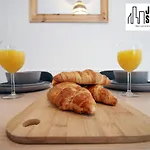 Modernised 2 Bedroom Townhouse By Jtb Stays Short Lets & Serviced Accommodation Cardiff With Wifi & Self Check In
