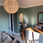 Stylish 2 Bed Penthouse In Trendy Pontcanna