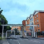 Lush Gated Cardiff Bay Flat With Fast Wifi & Parking
