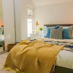 New Cosy & Secure - 2 Bed - Free Wifi - Modern & Functional