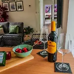 New Cosy & Secure - 2 Bed - Free Wifi - Modern & Functional