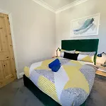 Edwardian City Centre House For Big Groups, Offroad Parking & Hot Tub!
