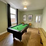 Edwardian City Centre House For Big Groups, Offroad Parking & Hot Tub!