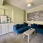 Edwardian City Centre House For Big Groups, Offroad Parking & Hot Tub!