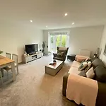 Spacious Two Bedroom Apartment In Cardiff Close To Bay And City