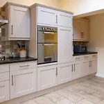 Stylish Family Home In Desirable Penylan + Parking