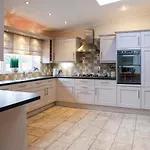 Stylish Family Home In Desirable Penylan + Parking