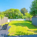 Sophisticated Home With Beautiful & Large Garden