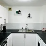 Lovely 1 Bed Serviced Apartment Near The City Centre With Free Parking