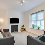Drws Nesaf Cardiff Townhouse