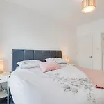 Drws Nesaf Cardiff Townhouse