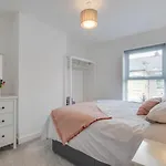 Drws Nesaf Cardiff Townhouse