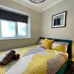 Stylish Modern Two Bedroom Apartment With Garden