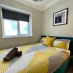 Stylish Modern Two Bedroom Apartment With Garden
