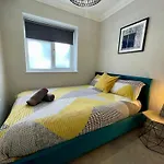 Stylish Modern Two Bedroom Apartment With Garden