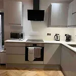 New Apartment, 10 Mins From Principality Stadium