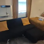 Cosy & Convenient 1 Bed Studio In The Inner-City