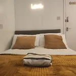 Cosy & Convenient 1 Bed Studio In The Inner-City