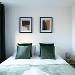 Connaught House - City Centre - Free Parking & Wi-Fi