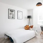 Connaught House - City Centre - Free Parking & Wi-Fi