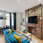 Stylish Modern Apartment Near The City Centre With Nearby Off-Road Parking