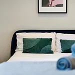 Stylish Modern Apartment Near The City Centre With Nearby Off-Road Parking