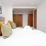 No 1 Under The Clock By Ssw - 1Br, Right In The City Centre, Sleeps 4