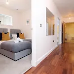 No 2 Under The Clock By Ssw - 2Br, Right In The City Centre, Sleeps 6