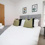 No 2 Under The Clock By Ssw - 2Br, Right In The City Centre, Sleeps 6