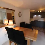 3 Bedroom Flat 10 Mins Walk To Bay And City Center Free Parking