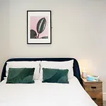 Stylish Modern Apartment Near The City Centre With Nearby Off-Road Parking