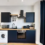 Stylish Modern Apartment Near The City Centre With Nearby Off-Road Parking