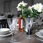 The Red House Modern Stylish Home From Home Walking Distance To Cardiff Bay And City Centre With Parking