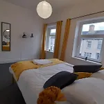 Spacious 4 Bedroom, Free Netflix, Central Location