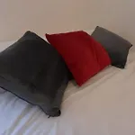 Spacious 4 Bedroom, Free Netflix, Central Location