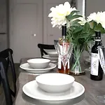 The Red House Modern Stylish Home From Home Walking Distance To Cardiff Bay And City Centre With Parking