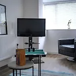 The Red House Modern Stylish Home From Home Walking Distance To Cardiff Bay And City Centre With Parking