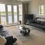 Beautiful River Views: 2 Bed / 2 Bath Modern Flat