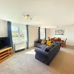 Spacious 3-Bedroom Ground Floor Flat With Free Parking In Central Location