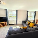 Spacious 3-Bedroom Ground Floor Flat With Free Parking In Central Location
