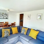 Spacious 3-Bedroom Ground Floor Flat With Free Parking In Central Location