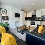 8 Person, 4 Bedroom Light, Warm & Modern Apartment