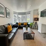 8 Person, 4 Bedroom Light, Warm & Modern Apartment
